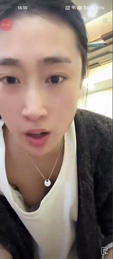アパレル 胸チラシーン