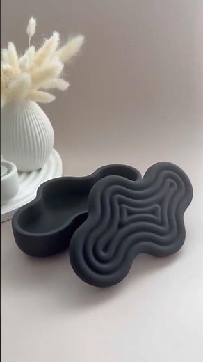 How do I get a deep black even finish using Jesmonite pigments? 🖤 #black #homeaccessories #decor