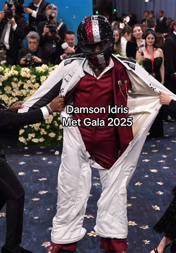 #DamsonIdris al #MetGala 2025 ha giocato strategico con @Tommy Hilfiger: partenza in tuta, pit stop perfetto, reveal da pole. #F1