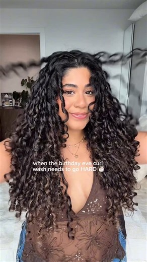Keisha Kira on Instagram: "for when the curls need to go OFFF 🎂♋️🌺🦀 This wash was super quick and easy - I used the @amika frizz range for my shampoo and conditioner One of my fave tips: I finished with a hair drink for SHINE I used the @garnieruk pinapple hair drink today 🥰🥰 gives me sm shine with no weigh down im obsessed This gave me sooo much shine - I finished with a cream, mousse, gel styling routine and the @kerastase_official glaze drops oil 🩷🩷 So happy with how she came outtt! Es