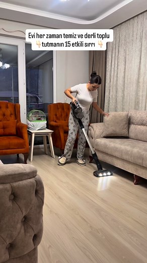 🧽 Evi Temiz Tutmanın Sırları 1. Her gün 15 dakikalık mini temizlik yap. – Büyük temizlikleri kolaylaştırır, kir birikmesini önler. 2. “Bir al, bir koy” kuralını uygula. – Ne aldıysan yerine koy, dağınıklık anında azalır. 3. Yüzeyleri boş bırak. – Mutfak tezgâhı, masa, sehpa ne kadar boşsa ev o kadar temiz görünür. 4. Giriş alanını düzenli tut. – Eve girer girmez tertipli bir görüntü, temizlik hissi verir. 5. Her gün süpürge veya mop geç. – Toz, kırıntı ve saç birikmesini önler. 6. Lavaboyu her 