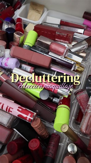 DECLUTTERING masivo de TODA mi colección de MAQUILLAJE!! Sois como yo y os encantan estos vídeos? Queréis parte 2?🫣 #decluttering #maquillaje #limpieza #declutter #makeup