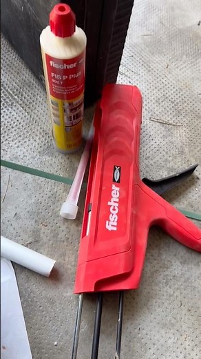 Utilizando taco químico de ‪@fischer‬ para el montaje de termo de 150 litros