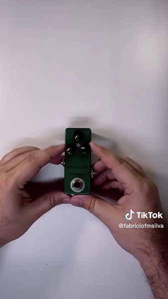 Unboxing pedal Mosky Mini Screamer Overdrive (based on Tube Screamer TS9 by Ibanez) Rate, share, comment, like! ⚙️ Gear Mosky Mini Screamer Overdrive 🎸 Guitar B&H Custom Shop (Luthier) . Standard (E - A - D - G - B - E) . HH777 Blade (neck and bridge) Malagoli . Ernie Ball Strings 0.09 💻 Signal Chain Guitar Mosky Mini Screamer Overdrive Nux Amp Academy . Fender Twin Reverb . IR Electric Eye Audio Oversized Holy Grail (Mesa Boogie Oversized - V30 4x12 - Shure SM57) Garage Band 🤘 Thanks for wat