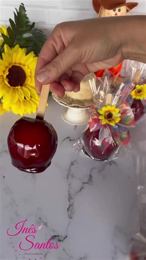 🍎 Maçã do amor🍎(RECEITA)👇🏻 500 gramas de açúcar cristal ou refinado 250 ml de água 80 ml de vinagre de álcool ou de maçã 🍎 80 gramas de glucose de milho 1 colher de chá de Cremor de tártaro 1/2 colher de chá de corante extra forte em pó vermelho ou corante extra forte em gel vermelho 10 maçãs 🍎 media usei maçã gala se for as mine dá pra banha 12 Palitos de picolé Saquinhos para embalar Modo de preparo no vídeo Validade até 3 dias fora da geladeira em ambiente seco e fresco se dia estiver m