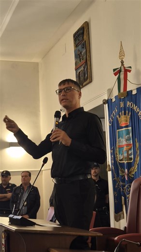 Pompei, Don Luigi Merola inaugura l'anno scolastico. Il suo messaggio ai ragazzi: 'La cultura rende liberi, studiate e lo sarete anche voi. Sappiate dire no a chi prova a trascinarvi sulla cattiva strada. La droga è morte' IL VIDEO | ilcorrierino.it