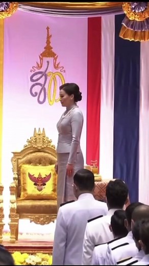 Queen Suthida of Thailand Perfect Curtsy