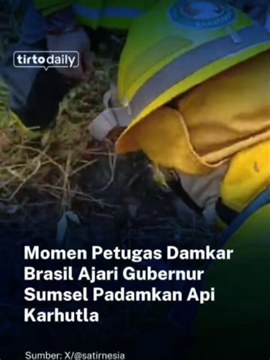 Seorang petugas pemadam kebakaran asal Brasil tampak mendemonstrasikan penanganan kebakaran hutan dan lahan (karhutla) di hadapan Gubernur Sumatra Selatan, Herman Deru di Kabupaten Banyuasin, Sumatra Selatan, Jumat (9/10). Dalam video yang beredar, petugas tersebut berulang kali meminta Herman Deru menyentuh tanah untuk menjelaskan kondisi lahan gambut yang masih menyimpan bara api di bawah permukaan tanah. “Put your hand here, put your hand, put your hand,” ujar seorang petugas damkar kepada He