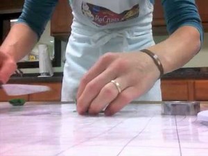 Rolled Fondant Cake Decorating: Leaves