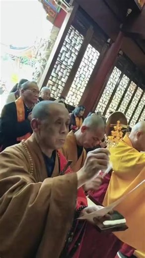 我们每个人既渺小又伟大，既微不足道又无比重要，既什么都是又什么都不是，就如同波浪与水，暂时存在同时永恒不变，变化多端同时空无一物。🙏