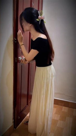 She Noticed Something Was Wrong Outside Her Door #kindness #bekind #trap