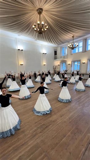 Несмотря на предновогоднюю суету, мы продолжаем репетировать. Отрабатываем каждый штрих, каждое движение — ради встречи с вами на заключительном концерте уходящего года. 🎄 29 декабря на сцене кз имени П. И. Чайковского зимняя программа и настроение настоящего праздника! #moiseyevballet #балетигорямоисеева | Igor Moiseyev Ballet