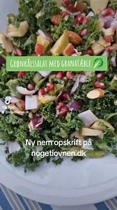 Grønkålssalat med granatæble, æbler og mandler. En sprød rustik salat, der vil pynte så fint på ethvert middagsbord. En frisk salat med grønkål. Nu nem salat opskrift klar til dig på nogetiovnen.dk -se den lige ovre på forsiden #salat #grønkål #grønkålssalat #nogetiovnen #nemsalat #mandler #æbler #rustiksalat | Noget i ovnen hos bagenørden