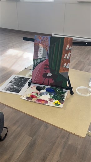 Voici quelques images du cours que j’ai donné sur l’architecture et le point de fuite 🥰 Nous avons fait une belle scène d’automne devant un petit café! Cette peinture sera disponible en version imprimée et originale sur mon site kathomecreations.com pour les intéressés! #artist #kathomecreations #art #seasonal #localartist | Kathome Creations