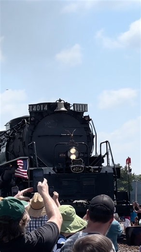 Big Boy rolls to a stop in Pacific, MO #bigboy4014 #bigboy #pacific