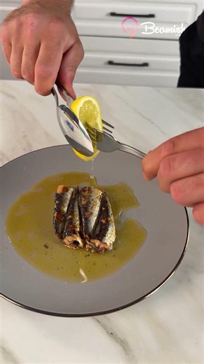 How to Squeeze a Lemon Properly #easy #lemon #squeeze