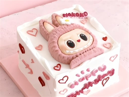 心情不好的时候我总会看看labubu，它并没有传统意义上的那种可爱，却无时不刻的透着开心与快乐，舍不得切开这个拉布布蛋糕。