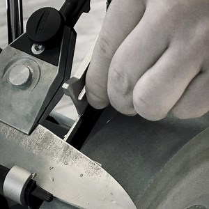With the KS-123 Knife Angle Setter, precision is no longer a challenge – it's a given. This Tormek accessory allows you to adjust the sharpening angle from 10° to 75° to match the needs of each knife. Suitable for everything from smaller kitchen knives to larger hunting and hobby knives. 🇺🇸 | Tormek USA
