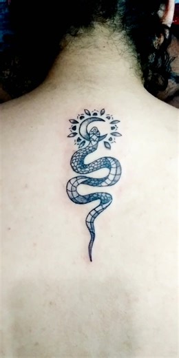 Significado da tatuagem de cobra Em geral, a imagem simboliza coragem, renascimento, força, prudência e uma boa dose de espírito aventureiro. Vale também lembrar que a serpente é um animal do horóscopo chinês. #tattoo #tatuagemdecobra #tatuagem #cobra #serpente #tatuagemrj #tatuadorarj #tatuadora #tattooartist #artist #ink #arttattoo