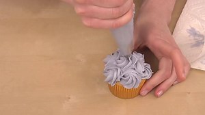 Instead of one large swirl technique, try piping these small and simple rosettes to get a different look. | Wilton Cake Decorating