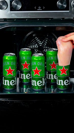 Tocmai am gasit cel mai ingenios mod de a gati piept de pui! Ingrediente: ulei: 20 ml cartofi: 3 buc ardei gras roșu: 1 buc piept de pui: 350 g bere: 500 ml piper negru: 3 g sare: 4 g ceapă: 1 buc morcov: 1 buc sare: 2 g piper negru: 2 g smântână: 100 g cașcaval: 120 g Salată: roșii cherry: 250 g castraveți: 2 buc avocado: 1 buc pătrunjel: 15 g ulei de măsline: 20 ml piper negru: 2 g sare: 3 g suc de lămâie: 20 ml | Savuros.TV