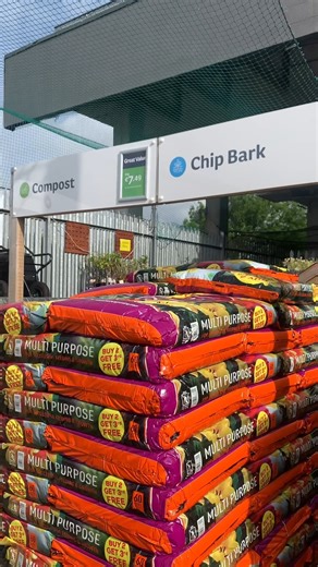 We've got compost for every gardening job! Not sure which one to choose? Try the Growmore multi purpose compost! Perfect for providing an open texture for plant roots to establish while providing nutrients for a long-lasting bloom🌷 Shop the way that suits you, instore, online or click & collect 🛒 | Woodie's