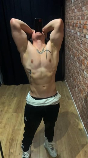 just eat your phone…#gym #gymtok #posing #aesthetics