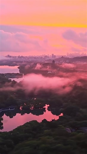 #Sunrise romance over West Lake ☀️Golden ripples, pink skies, pure morning magic – West Lake at dawn is simply breathtaking. #China | China Box