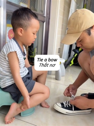 Hướng dẫn CON BUỘC DÂY GIÀY bằng TIẾNG ANH. Ba mẹ lưu lại cho con thực hành hàng ngày ạ #tienganhmoingay #tienganhchobe #tienganhgiaotiep