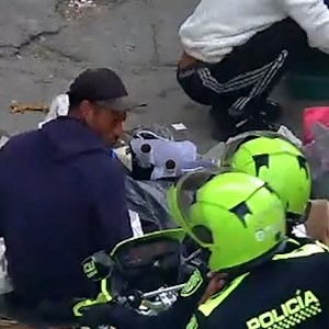 1.4K reactions · 56 shares | Este hombre era buscado por concierto para delinquir y homicidio agravado. Con nuestras cámaras de videovigilancia fue identificado mientras vendía estupefacientes en Rafael Uribe. De inmediato llegó Policía Metropolitana de Bogotá y lo capturó. ¡Más resultados gracias a la tecnología! | Secretaría Seguridad Bogotá | Facebook
