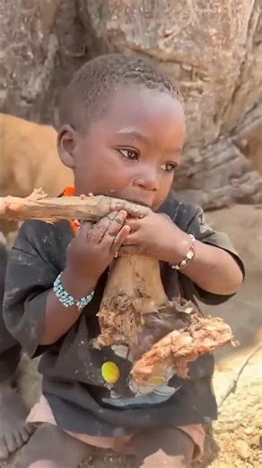 How beautifully the little child eats meat#hadzabetribe #bushman #africantribe #realafrica #brazil