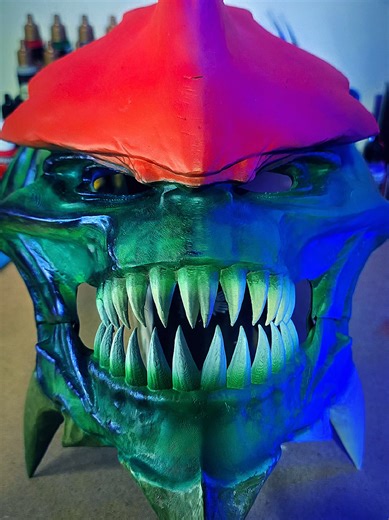 Just a progress update on the fully wearable and articulated tyranid mask, Tucker the Tyranid! Main colours colour scheme done using @thearmypainter War Paint AIR set! Highlights and details in @ACRYLICOS VALLEJO Magic Dust colour shifters! Painting this mask in all my #tiktoklive sessions! #warhammer40k #voiceactor #3dprint #voiceover