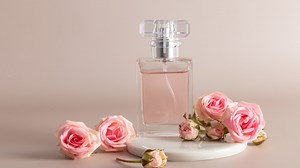 Mit schwarzer Rose und Labdanum: Schnapp dir dieses aromatische Parfum bei Rossmann