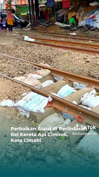 INFOCIMAHI, CIMINDI - Perlintasan rel kereta api di kawasan Cimindi, Kota Cimahi saat ini sedang dalam proses perbaikan aspal. Terpantau hingga hari ini, Sabtu (1/4/23) perbaikan jalan tersebut sedang dilakukan. Penjaga Jalan Lintasan (PJL) di kawasan perlintasan rel Cimindi, Fajar (21) mengatakan perbaikan rel Cimindi ini sudah berlangsung sekitar satu hingga dua bulan lalu, namun memang untuk proses pengaspalannya baru dimulai sekitar tiga hari dan diperkirakan selesai dalam kurun waktu dua mi
