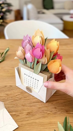 Schon lange wollte ich die virale Blumenkalender-Idee von Pinterest auf meine Art umsetzen – und das hier ist dabei rausgekommen:🌷Zwölf 3D-Tulpen im 3D-Briefumschlag, deren Blüten man aufklappen kann: innen versteckt sich jeden Monat ein zur Jahreszeit passender Gutschein zum Selbstbeschriften 😊💌🎫🎟️ Perfekt als Geschenk zu Weihnachten oder fürs neue Jahr 💐 ***Meine Vorlage mit allem drum und dran gibt‘s im neuen Blogpost oder direkt auf sammydemmy-shop.de 😍(englisch und deutsch in der Dat