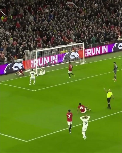 The Defensive Beast! 🧱 Lisandro Martínez Masterclass 🥶