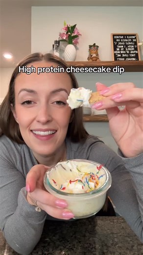 Total macros: 20g protein, 37g carbs, 3g fat Ingredients: * �5.3 oz. Fage 0% plain Greek yogurt * �7g sugar free cheesecake Jello pudding mix * �1 tsp vanilla * �2 Tosp light Cool Whip * �sprinkles (optional) * ��150g strawberries * ��1 graham cracker sheet (with 4 crackers) Directions: 1. ���Combine the Greek yogurt, pudding mix, and vanilla. Mix well until there are no lumps. 2. ���Top with cool whip and sprinkles. 3. ���Enjoy with strawberries and graham crackers. #highproteinsnack #proteinde