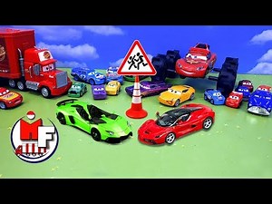 Mobil kecil di atas pengangkut. Video untuk anak-anak tentang mobil