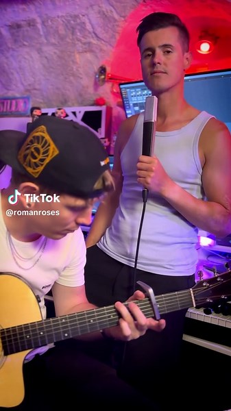 Quand @Tony Moga est passé au studio la semaine dernière, on s’est dit : il faut qu’on enregistre un truc ensemble. Et quitte à le faire… autant reprendre ma chanson préférée. Freddie 👨🏻🫶Une version acoustique, live, sans autotune, sans artifice. Juste une guitare et une voix.Vous en pensez quoi ? #bohemianrhapsody #romanroses #tonymoga #freddiemercury #queen #coveracoustique #liveinstudio #legendarysong