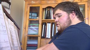 Piano marvel has short arms, two fingers