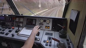 实拍火车驾驶室，控制台原来长这样，看司机操作仪器感觉好爽！