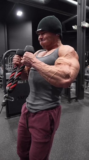 Devin Bernardo #bigbiceps #venes #fitness #pump #pumping #flex #muscles #bigguns #curls #bicepscurls #trainhard #nopainnogain #nopain #strength