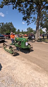 Cool! Oliver HG Crawler 🚜 Pinckneyville Illinois Tractor Show#tractors #tractorshow #farmequipment #farmer #tractorvideo #tractor #Oliver #crawler #farmmachinery #fun #farmlife | Someplace or Another