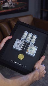 Obra de arte: The club of Money “O sucesso é a soma de pequenos esforços repetidos dia após dia.” Essa é a essência da obra The club of Money, do artista Le Blanc. No topo, três bolos de notas. Representam construção, consistência e crescimento. Ao centro, um maço de dólares com uma palavra que guia os bilionários: A disciplina. E na base, uma moeda dourada de bitcoin. A reserva de valor mais segura do mercado. Essa peça não é sobre ostentar. É sobre lembrar, todos os dias, o que realmente const