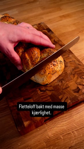 Ingen rekesmørbrød uten hjemmebakt Fletteloff😘 Denne oppskriften er enkel og veldig god😉 Bonden er super bortskjemt og renser ikke så mye som en reke selv😂jeg renser for oss begge😅 Flere som har det sånn? Eller er du kanskje den bortskjemte selv😉 Loffen funker like godt til karbonadesmørbrød, helgefrokost eller som dyppebrød til suppa😉 Fikk du lyst å bake? Oppskrift ligger på hjemmesiden vår godtoghjemmelaga.no Legger ved link på Facebook - og om du ikke enda har funnet frem så sender du m