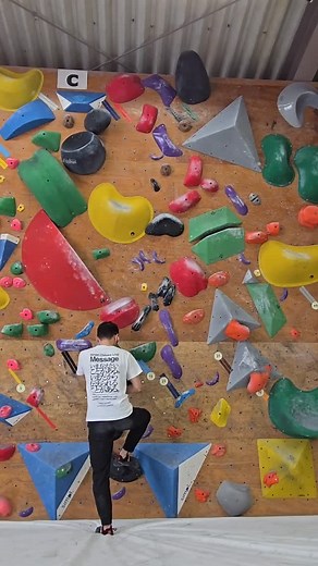 walrus 25番 ３級 これは優しさを感じた♪なんなら他の４級のほうがカライまである(笑) #ボルダリング #ボルダリング遠征 #climbinggymwalrus #wonderjourney | 松岡貴之