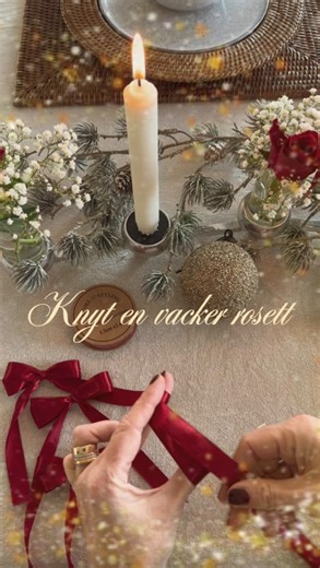 Sara 🍂Home & Garden on Instagram: "Rosettsäsongen är här 🎀 Så här knyter du en vacker rosetten på under minuten! 👇 En dubbel rosett kan se klurig ut, men med den här metoden går det snabbt och blir riktigt fint. 1. Klipp av ett band i lagom längd – jag använder cirka 75 cm. 2. Snurra ena änden av bandet ett par varv runt långfingret. 3. Snurra sedan bandet tre varv mellan pekfingret och tummen. 4. Ta den korta änden och dra runt mitten av de snurrade banden. 5. För in den korta änden genom de