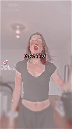 io si e poi l'ho regalato a mia sorella | cc: me | boost: ​Chi è Addison Rae: Dalla Cameretta al Successo Globale ​Addison Rae Easterling, nata il 6 ottobre 2000 a Lafayette, Louisiana, rappresenta l'emblema della nuova generazione di superstar nate nell'era dei social media. In pochi anni, è passata dall'essere una studentessa universitaria e ballerina accademica a una delle personalità più influenti del mondo, capace di trasformare la popolarità digitale in una carriera multiforme che spazia d