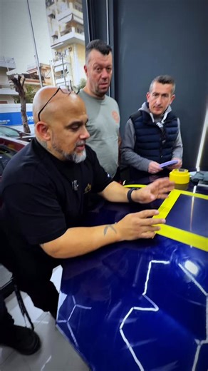 Alpha Omega - Car Detailing on Instagram: "Διόρθωση Orange Peel & Μικροσωματιδίων σε καπό για διόρθωση στο 80% Σε αυτό το βίντεο βλέπουμε μια απαιτητική περίπτωση στο καπό, όπου υπήρχε έντονο orange peel και “ψωράκι” μικροσωματίδια και μπιμπίκια που δημιουργούνται συνήθως από βράσιμο βαφής ή ατέλειες στο βερνίκι. Με εξειδικευμένη διαδικασία wet sanding (υγρό γαλόχαρτο) και σωστή τεχνική διόρθωσης, πετύχαμε ένα αποτέλεσμα που μιλάει από μόνο του. Η διαφορά πριν και μετά είναι εντυπωσιακή: Λεία επ