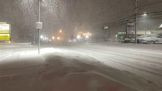 Snow is falling, and conditions are rapidly deteriorating. Blowing snow and whiteouts are making roads dangerous, especially across the Hudson Valley, New York City, and Long Island. Plows are out in full force! Stay off the roads, but if it's an emergency: ❄️ Buckle ⬆️ phone ⬇️ ❄️ Go slow & brake & steer gently ❄️ Don't crowd the plow 📷Rt 25 Commack, NY | New York State Department of Transportation